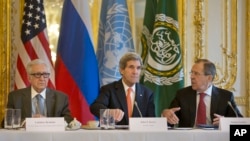 AQSh davlat kotibi Jon Kerri (markazda), Rossiya tashqi ishlar vaziri Sergey Lavrov (o'ngda) va BMTning Suriya bo’yicha maxsus vakili Laxdar Braximiy Suriya tinchlik anjumani xususida gaplashmoqda, Parij, Fransiya, 13-yanvar, 2014-yil