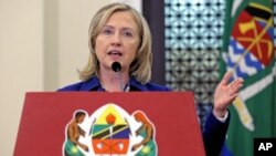 Secretária de Estado Hillary Clinton, discursando em Dar-es-Salaam