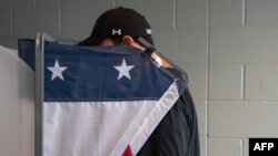 Un votante emitiendo su voto en un centro electoral en Nashville, Tennessee, el supermartes, 5 de marzo de 2024. Los estadounidenses de 15 estados y un territorio asociado votan simultáneamente en para elegir los candidatos para la nominación presidencial 2024.