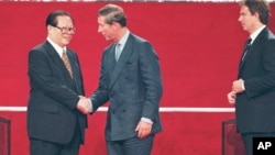1997年7月1日中國國家主席江澤民、英國王儲查爾斯和首相布萊爾參加香港主權移交儀式。