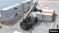 Personel Angkatan Laut AS membangun JLOTS, yang merupakan singkatan dari dermaga sementara "Joint Logistics Over-the Shore" yang akan menyediakan sistem distribusi kapal-ke-pantai untuk membantu mengirimkan bantuan kemanusiaan ke Gaza. (Foto: via Reuters)