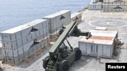 Personel Angkatan Laut AS tampak bekerja di lokasi pembangunan dermaga yang akan membantu pengiriman pasokan bantuan ke Gaza di Laut Mediterania. (Foto: Komando Pusat AS/Handout via Reuters)