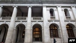 一個行人走過香港終審法院。（2018年1月6日）