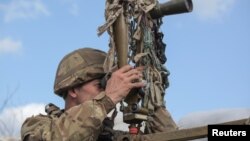 Pripadnik ukrajinskih oružanih snaga na osmatračnici u Donjecku (Foto: Rojters/Serhiy Takhmazov)