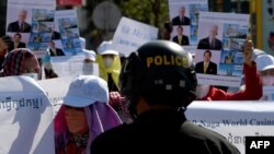 រូបឯកសារ៖ ប៉ូលិសឃ្លាំមើលសកម្មភាពតវ៉ារបស់បុគ្គលិកក្រុមហ៊ុនណាហ្គាវើលដ៍ដើម្បីទាមទារឲ្យក្រុមហ៊ុនទទួលយកបុគ្គលិកដែលត្រូវបានបញ្ឈប់ពីការងារកាលពីឆ្នាំមុនចូលធ្វើការងារវិញ នៅមុខអគាររដ្ឋសភាជាតិ នៅរាជធានីភ្នំពេញ កាលពីថ្ងៃទី ៤ ខែមករា ឆ្នាំ ២០២២។ 