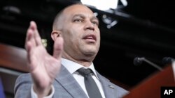 Лідер меншості демократів у Палаті представників Гакім Джеффріс під час щотижневої пресконференції на Капітолійському пагорбі 16 травня 2024 р., Вашингтон.