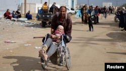 Palestinski pacijenti stižu u Rafah nakon što su evakuisani iz bolnice Nasser u Khan Younisu zbog izraelske kopnene operacije, u južnom pojasu Gaze, 15. februara 2024.