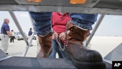 ពលរដ្ឋ​ម៉ិកស៊ិក​ដែល​ដាក់​ច្រវ៉ាក់​នៅ​នឹង​ជើង​ឡើង​យន្តហោះ​របស់​ទីភ្នាក់ងារ​អន្តោប្រវេសន៍ និង​ការ​អនុវត្ត​ច្បាប់​គយ​សហរដ្ឋ​អាមេរិក សម្រាប់​ការ​ចាប់​បញ្ជូន​ខ្លួន​ទៅ​មាតុភូមិ​វិញ នៅ​ព្រលាន​យន្តហោះ​អន្តរជាតិ O'Hare នៅ​ក្នុង​ក្រុង Chicago រដ្ឋ Illinois កាលពី​ថ្ងៃទី២៥ ខែ​ឧសភា ឆ្នាំ២០១០។