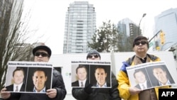 加拿大民眾2019年3月6日在溫哥華法院外呼籲中國釋放被拘押的兩名加拿大公民。 （2019年3月6日）