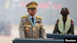 រូបឯកសារ៖ ​លោក​ឧត្តមសេនីយ៍ Min Aung Hlaing ដែល​ជា​ប្រមុខរដ្ឋ​មីយ៉ាន់ម៉ា ស្ថិត​ក្នុង​ពិធី​ដង្ហែ​ក្បួន​យោធា​មីយ៉ាន់ម៉ានៅ​រដ្ឋធានី​ណៃ​ពិដោ ប្រទេស​មីយ៉ាន់ម៉ា ថ្ងៃទី២១ ខែមីនា ឆ្នាំ២០២១។ (REUTERS)