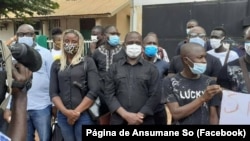 Des journalistes rassemblés aux abords des locaux de la radio Capital FM, à Bissau, en Guinée-Bissau, août 2020. 
