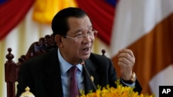 រូបឯកសារ៖ នាយករដ្ឋមន្ត្រីកម្ពុជា​លោក ហ៊ុន សែន ថ្លែងនៅក្នុង​សន្និសីទសារព័ត៌មាន​មួយ នៅ​វិមាន​រដ្ឋសភាជាតិ រាជធានីភ្នំពេញ កាលពីថ្ងៃទី២២ ខែសីហា ឆ្នាំ២០២៣។ 