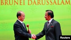 លោក​ប្រធានាធិបតី Thein Sein នៃ​ប្រទេស​ភូមា (ឆ) ដែល​នឹង​ធ្វើ​ជា​ប្រធាន​​កិច្ច​ប្រជុំ​កំពូល​អាស៊ាន​នៅ​ឆ្នាំ​២០១៤ ចាប់​ដៃ​ជាមួយព្រះចៅ​ស៊ុលតង់ Hassanal Bolkiah នៃ​ប្រទេស​ប្រ៊ុយណេ នៅ​ក្រោយ​​ការ​ទទួល​បាន​​ញញួរ​ឈើ​អាស៊ាន នៅ​ក្នុង​ពិធី​បិទ​កិច្ច​ប្រជុំ​កំពូល​អាស៊ាន​លើក​ទី​២៣ នៅ​ទី​ក្រុង Bandar Seri Begawan ថ្ងៃ​ទី​១០ តុលា ២០១៣។