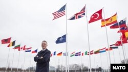 Generalni sekretar NATO-a, Jens Stoltenberg ispred zastava 29-članica najvećeg odbrambenog saveza na svetu