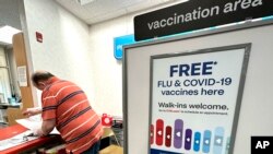 ป้ายวัคซีนไข้หวัดใหญ่และโควิด ที่ CVS pharmacy ในอิลลินอยส์ เมื่อ 13 ก.ย. 2023 (เอพี)