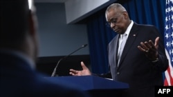 Во Газа денес, бројот на цивилни жртви е премногу голем, а количината на хуманитарна помош е премногу мала, му рече секретарот за одбрана на САД на израелскиот колега Галант