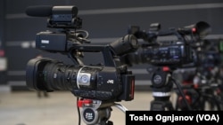 Приходот во приватниот медиумски сектор е под просечната плата во државата, 28.860 денари во 2021 година (приближно 470 евра), се наведува во извештајот