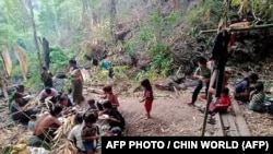 ချင်းပြည်နယ်အတွင်း တိုက်ပွဲတွေကြောင့် တောတောင်တွေထဲ ပုန်းအောင်းနေရတဲ့ ဒေသခံအချို့။ (မေ ၂၀၊ ၂၀၂၁) (ဓာတ်ပုံ - AFP)