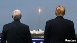 美國總統特朗普和副總統彭斯5月30日在佛羅里達州肯尼迪宇航發射中心觀看SpaceX宇航公司成功將兩名美國宇航員送入太空。