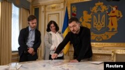 泽连斯基在乌克兰基辅接受路透社记者采访时向记者展示了一张战略资源和目标的地图。(路透社：2025年2月7日)