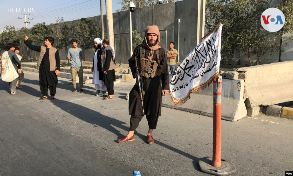 Los funcionarios talibanes buscaron tranquilizar a la gente mientras celebraban sus rápidos logros. 