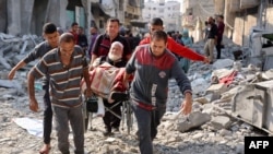 Palestinezët bartin një të moshuar nëpër rrënoja pas një sulmi izraelit në kampin Xhabalia, në pjesën veriore të Gazës më 10 nëntor, 2024/AFP
