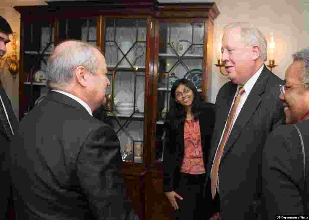 O'zbekiston Tashqi ishlar vaziri Abdulaziz Komilov AQSh Davlat kotibi Jon Kerri maslahatchisi Tom Shannon va boshqa rasmiylar bilan, Davlat departamenti, Vashington, 19-yanvar, 2016