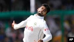 বাংলাদেশের মেহদি হাসান মিরাজ কানপুরে ভারতের বিরুদ্ধে দ্বিতীয় টেস্টে বল করছেন। ফটোঃ ৩০ সেপ্টেম্বর, ২০২৪।