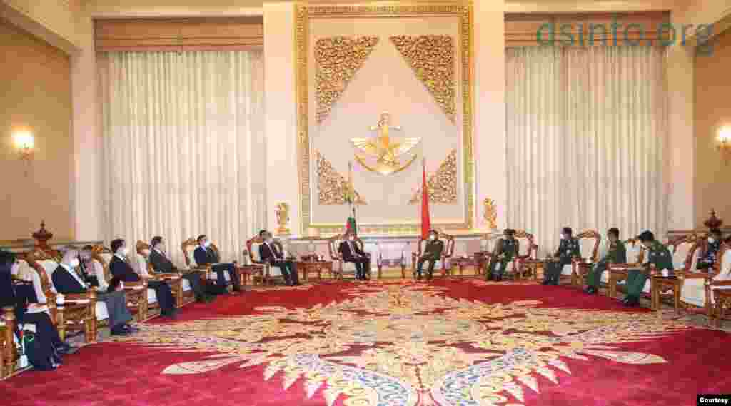 တရုတ်နိုင်ငံခြားရေးဝန်ကြီး Wang Yi နဲ့ တပ်မတော်ကာကွယ်ရေးဦးစီးချုပ် ဗိုလ်ချုပ်မှူးကြီး မင်းအောင်လှိုင်တို့ နေပြည်တော်မှာ တွေ့ဆုံခဲ့တဲ့ မြင်ကွင်း။ (ဓာတ်ပုံ - တပ်မတော်သတင်းမှန် ပြန်ကြားရေးအဖွဲ့ - ဇန်နဝါရီ ၁၂၊ ၂၀၂၁)