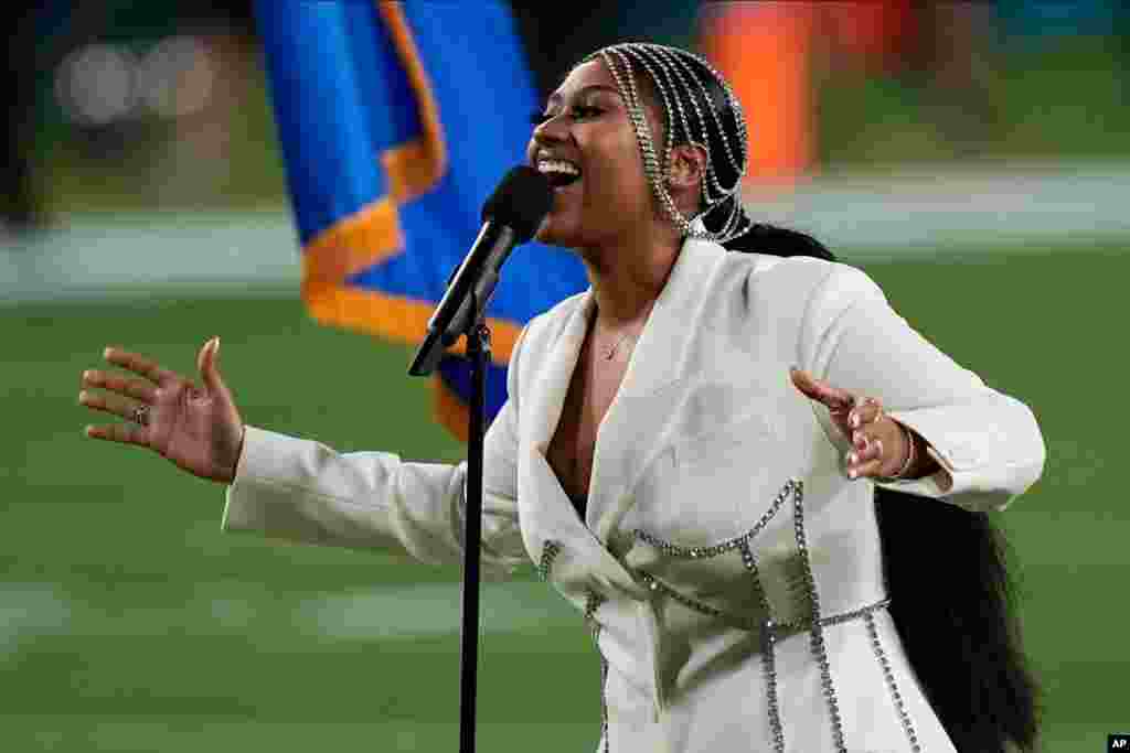 جاسمین سولیوان به همراه اریک چرچ اجرای سرود ملی را قبل از پنجاه ‌و پنجمین مسابقه فینال فوتبال آمریکایی یا «سوپربول» بر عهده داشتند. 