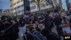 Namoyishchilar politsiya yo'lini to'smoqda, 2020-yil, 31-may, Minneapolis, Minnesota