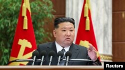 El líder norcoreano Kim Jong Un habla durante una reunión del partido gobernante del país, en Pyongyang, Corea del Norte, en esta fotografía publicada el 29 de diciembre de 2024 por la Agencia Central de Noticias de Corea del Norte, oficial de Corea del Norte.