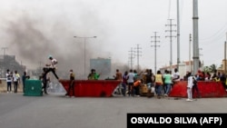 Pessoas montam barricadas durante manifestação em Luanda, 24 outubro 2020