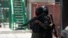Policías haitianos hacen guardia en una esquina en medio de la violencia de pandillas en Puerto Príncipe el 8 de abril de 2024.