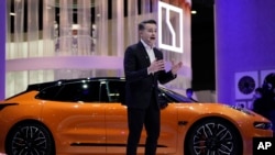 2023年4月17日2023上海車展，中國汽車製造商吉利（Geely）公司的Zeekr品牌分廠總執行官斯比羅斯·費梯諾斯向記者介紹Zeekr全電動轎車和運動休閒車。吉利公司還計劃今年在荷蘭和瑞典銷售Zeekr。