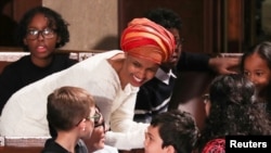 Ilhan Omar (D-MI) akiwasili ndani ya ukumbi wa Bunge la Marekani kama mwakilishi wa Baraza la Wawakilishi Washington, Jan. 3, 2019. 