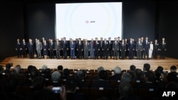 2024年2月24日，日本先進半導體製造公司(JASM)在熊本縣菊池區菊代舉行的新半導體工廠開幕儀式上，台灣晶片巨頭台積電(TSMC)的創始人張忠謀(C)出席了拍照儀式。（法新社）