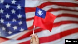 រូប​ឯកសារ៖ បាតុករ​ប្រឆាំង​រដ្ឋាភិបាល​នៅ​ហុងកុង​លើក​​ទង់​ជាតិ​តៃវ៉ាន់ ខណៈ​មាន​ទង់ជាតិ​សហរដ្ឋ​អាមេរិក​បក់​នៅ​ពី​ក្រោយ ក្នុង​អំឡុង​បាតុកម្ម​មួយ​ដើម្បី​ប្រារព្ធ​ទិវា​ជាតិ​តៃវ៉ាន់​នៅ​ក្រុង​ហុងកុង​កាល​ពី​ថ្ងៃ​ទី​១០ ខែ​តុលា ​ឆ្នាំ​២០១៩។