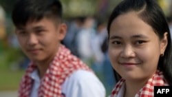 រូបឯកសារ៖ យុវជនកម្ពុជាពាក់ក្រមា ចូលរួមយុទ្ធនាការត្បាញក្រមានៅរាជធានីភ្នំពេញ កាលពីថ្ងៃទី១៤ ខែកុម្ភៈ ឆ្នាំ២០១៨។ 