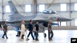 Президент України Володимир Зеленський і тимчасовий прем'єр-міністр Нідерландів Марк Рютте дивляться на винищувачі F-16 в Ейндховені, Нідерланди, 20 серпня 2023. AP Photo/Peter Dejong