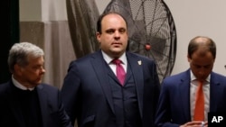 Boris Epshteyn (u sredini) ispred suda na Menhetnu, maj 2024. (Michael M. Santiago/Pool Photo via AP)