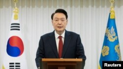 ប្រធានាធិបតីកូរ៉េខាងត្បូង លោក Yoon Suk Yeol ថ្លែងសុន្ទរកថាទៅកាន់ប្រជាជាតិនៅឯគេហដ្ឋានផ្លូវការរបស់លោកក្នុងទីក្រុងសេអ៊ូល ប្រទេសកូរ៉េខាងត្បូង ថ្ងៃទី១៤ ខែធ្នូ ឆ្នាំ២០២៤។