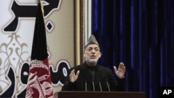 El presidente de Afganistán, Hamid Karzai, se dirige al Loya Jirga, el consejo de ancianos, al que ha pedido que apruebe el pacto de seguridad entre Estados Unidos y Afganistán.
