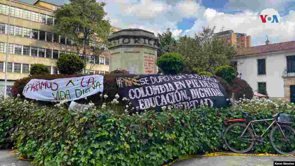 La estatua del fundador de Bogotá, Gonzalo Jiménez de Quesada, fue tumbada en la mañana del viernes por un grupo de indígenas misak, en una plaza del centro de la capital de Colombia en el marco del llamado paro nacional. [Foto Karen Sánchez/VOA].