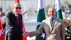 ښاغلي اردوغان ويلي چې پاکستان د ترهګرۍ په ضد جګړه کې ډيرې قربانۍ ورکړي او موږ د ترهګرې په ضد جګړه کې د پاکستان بشپړ ملاتړ کوو