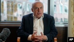 Ізраїльський політик Натан Щаранський говорить під час інтерв’ю Associated Press у Києві, Україна, середа, 6 жовтня 2021 року. (AP Photo/Efrem Lukatsky)