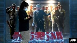 北京一家商场外的一幅“长津湖”电影海报。（2021年10月11日）