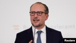 រូបឯកសារ៖ លោកAlexander Schallenberg ដែល​បច្ចុប្បន្ន​ជា​រដ្ឋមន្ត្រីការ​បរទេស​អូទ្រីស ថ្លែង​នៅ​ក្នុង​សន្និសីទ​ព័ត៌មាន​មួយ​ក្នុង​រដ្ឋធានី​វីយែន ប្រទេស​អូទ្រីស​កាល​ពី​ថ្ងៃ​ទី​៥ ខែ​វិច្ឆិកា ឆ្នាំ​២០២១។ 