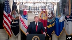 លោក​ប្រធានាធិបតី ដូណាល់ ត្រាំ ថ្លែង​នៅ​ក្នុង​បន្ទប់​ការទូត​នៃ​សេតវិមាន កាលពី​ថ្ងៃទី២៧ ខែតុលា ឆ្នាំ២០១៩ ដើម្បី​ប្រកាស​ថា មេដឹកនាំ​រដ្ឋ​ឥស្លាម Abu Bakr al-Baghdadi ត្រូវ​បាន​សម្លាប់​នៅ​ក្នុង​ការ​វាយឆ្មក់​របស់​អាមេរិក​នៅ​ក្នុង​ប្រទេស​ស៊ីរី។