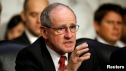 资料照：参议院外交委员会主席里施（Sen. Jim Risch, R-ID）在参议院情报委员会上进行质询。（2017年6月21日）